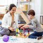 Profissional realizando avaliação infantil